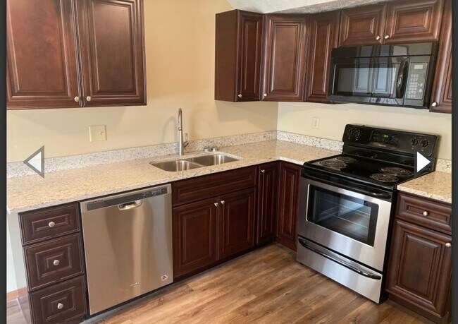 Foto del edificio - COMPLETELY REMODELED - Be The First To Live Here With The Updates SHORT TERM LEASE OPTION