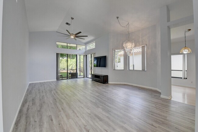 Foto del edificio - 10201 Lexington Lakes Blvd N