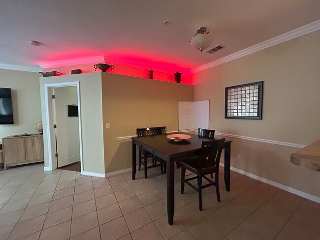 Foto del edificio - Walk to UF! Spacious & Furnished 3BD Condo...