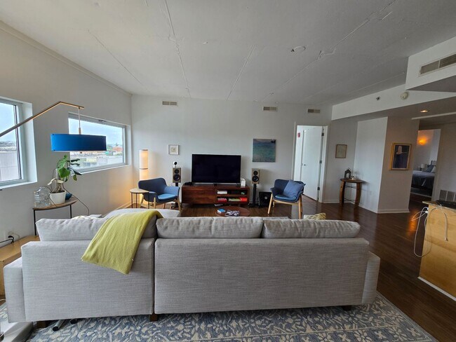 Building Photo - Beautiful bright HUGE 2 bed 2 bath with gr...