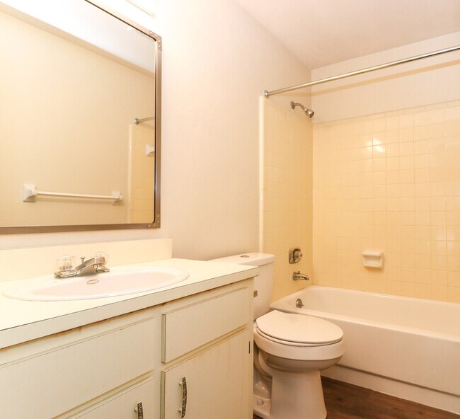 Building Photo - Beautiful 2/1 in Palmetto Creek #30