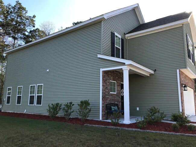 Foto del edificio - LARGE HOME WITH A POND LOT!