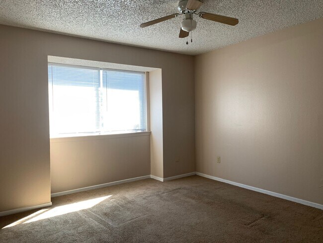 Building Photo - 2 bedroom 2 bath town home in a gated comm...