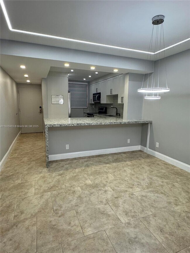 Foto del edificio - 8437 Forest Hills Dr