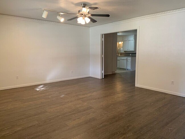 Building Photo - 2820 Southgate Dr
