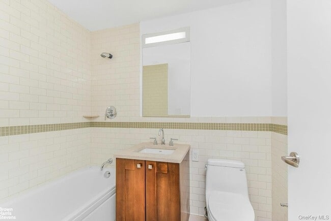 Building Photo - 640 W 237th St