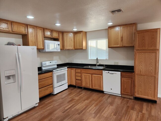 Foto del edificio - COMING SOON ~ 2 Bed / 2 Bath w/ Oversized 2 Car Garage