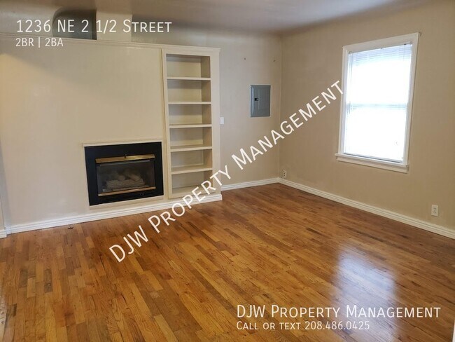 Building Photo - Custom Built Ins and Hardwood Floors!