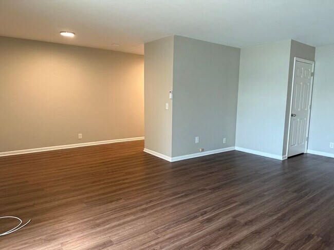 Building Photo - 2 Bedroom Unit was recently renovated. Liv...