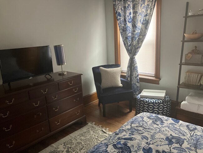 Dormitorio con televisión - 1115 Hamilton Ave