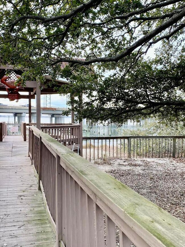 Foto del edificio - Steps to the Bay