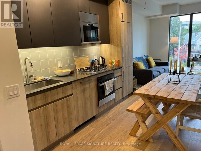 Building Photo - 430 Roncesvalles Ave