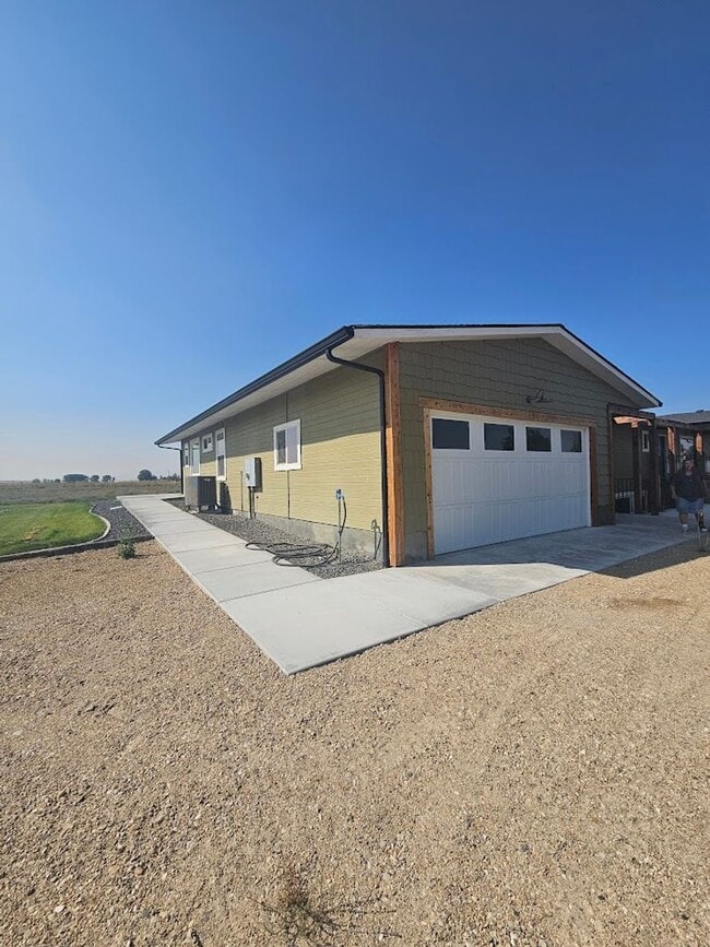 Building Photo - Country Living in Melba - Multi-Generation...