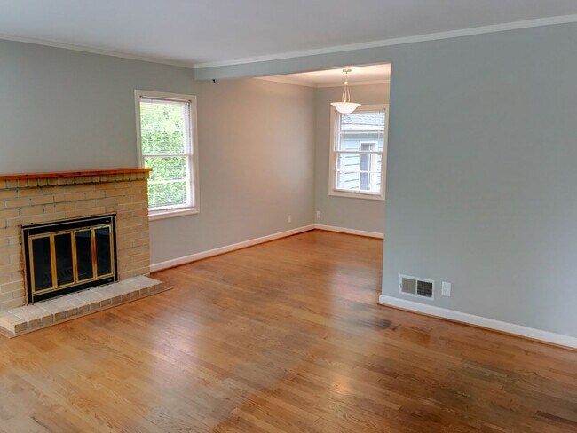 Foto del edificio - Adorable Hazelwood Bungalow on Secluded Road with Detached Garage, Expansive Basement and Yard