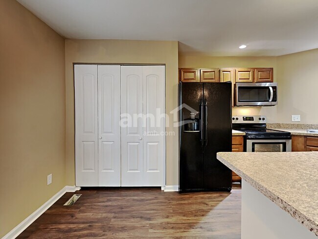 Building Photo - 4400 Oakshyre Way