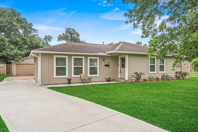 Building Photo - 5755 Belvedere Dr