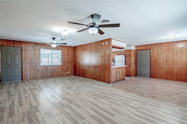 Building Photo - 365 FM247