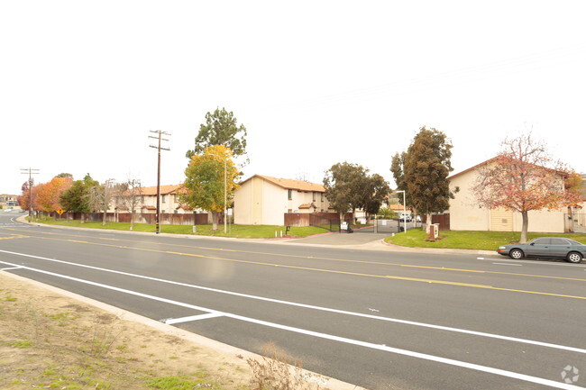 Building Photo - Riverview Town Homes