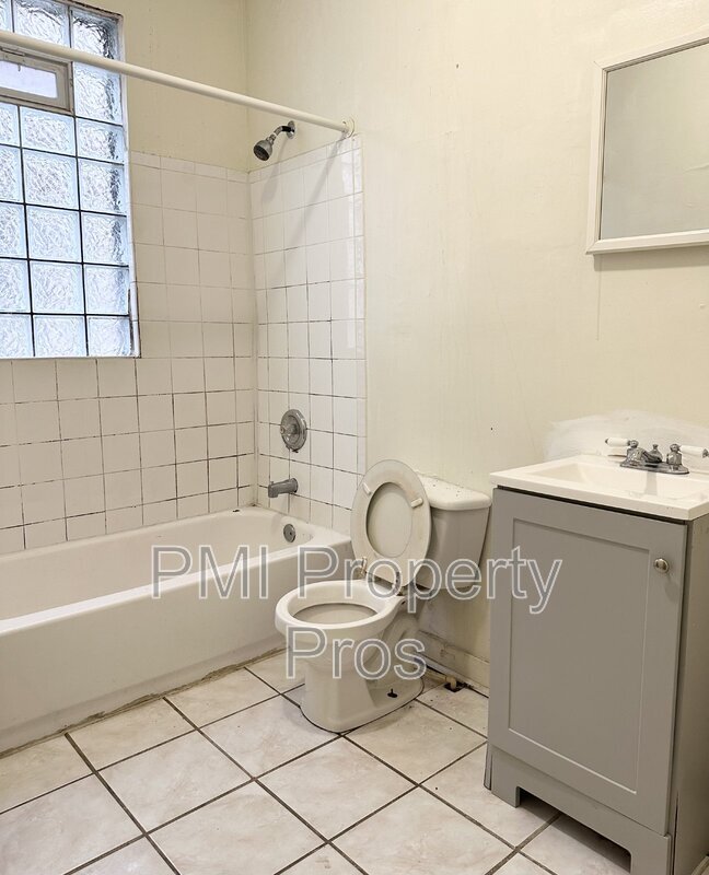 Building Photo - 816 W Scott St Lower Front