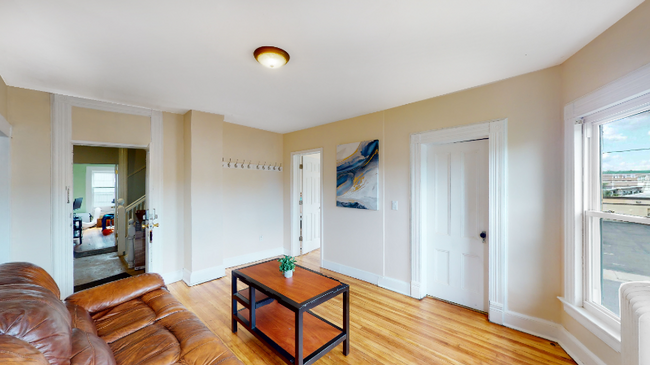 Building Photo - 146 Beethoven St
