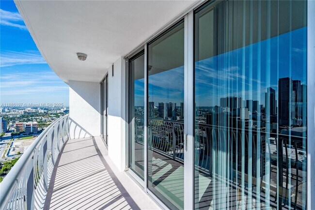 Foto del edificio - 1750 N Bayshore Dr