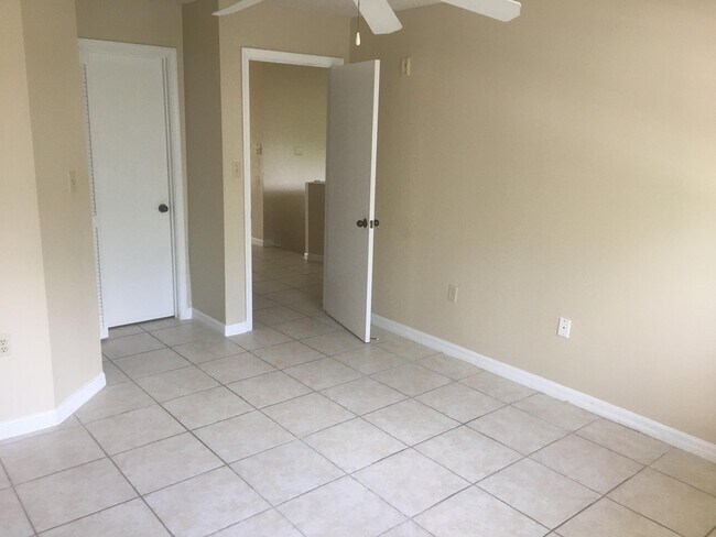 Building Photo - 1304 Glenmoor Dr