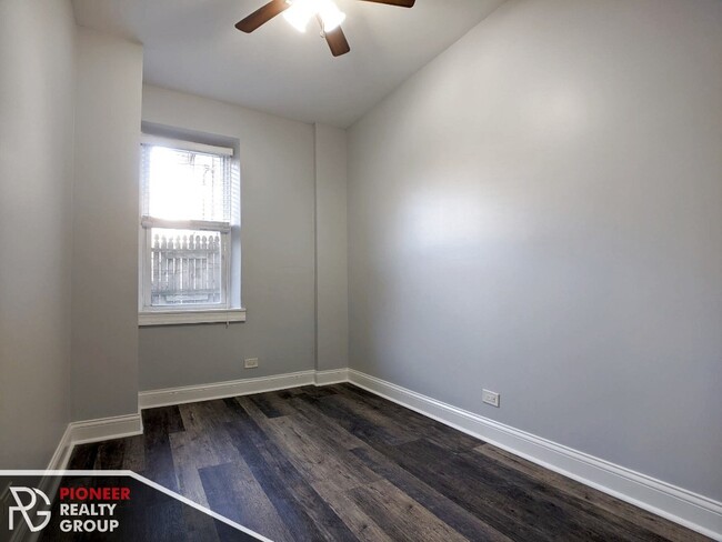 Building Photo - 1608 W Sherwin Ave