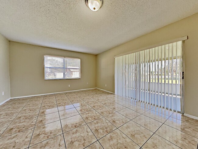 Building Photo - 99 Oaxaca Ln