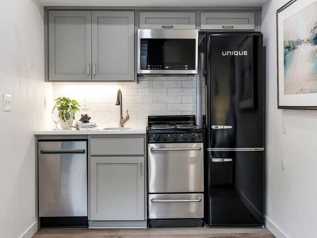 Foto del edificio - HALF OFF FIRST FULL MONTH AND EXPANDED VIE...