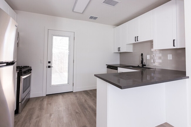 Building Photo - 833 E Turney Ave