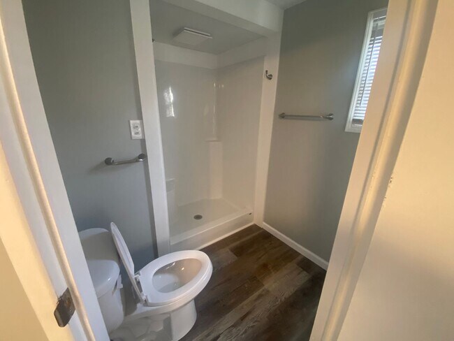Building Photo - 2 Bedroom Mobile Home