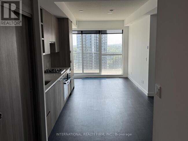 Photo du bâtiment - 18 Esther Shiner Blvd