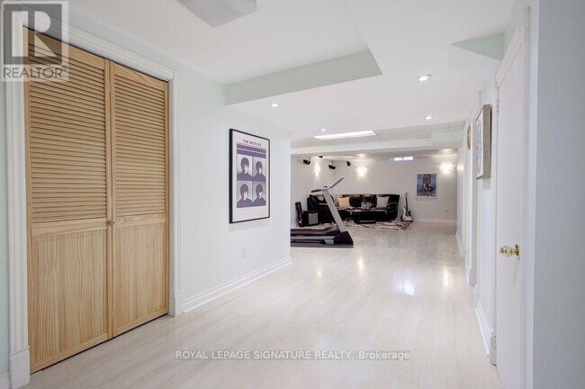 Building Photo - 5386 Landsborough Ave