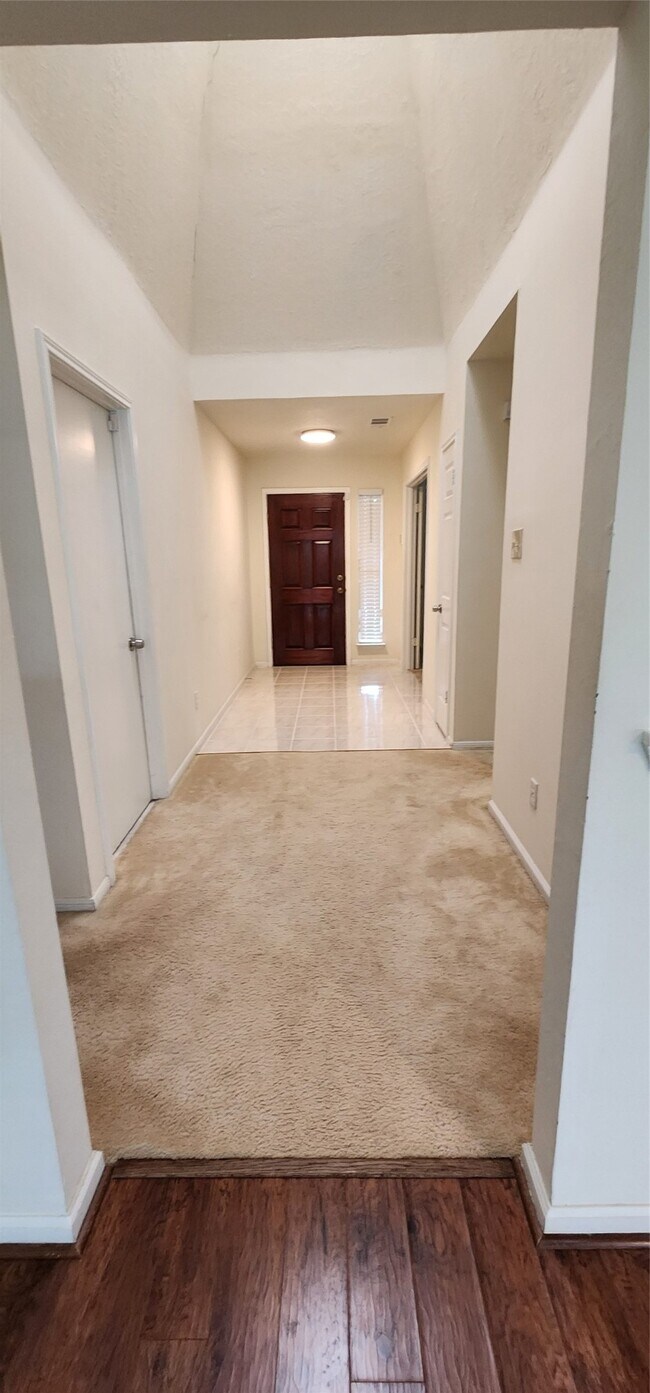 Foto del edificio - 16807 Sussex Dr