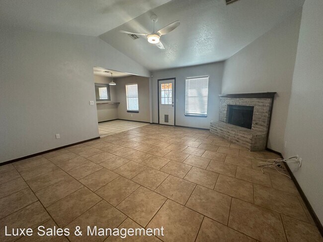 Foto del edificio - 3 br, 1.5 bath House - 300 W. 10th Street
