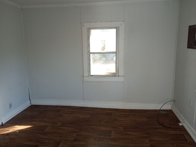 Building Photo - 2 Bedroom 1 Bathroom