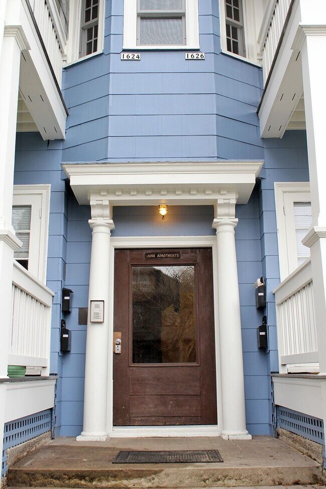 Foto del edificio - 1622-1628 SE 32nd Pl / 3259-3261 SE Market St