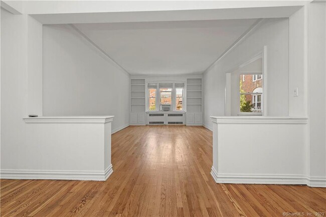 Foto del edificio - 70 Strawberry Hill Ave