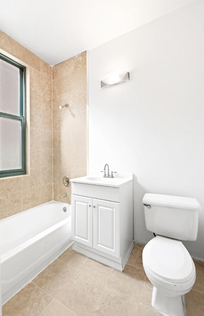 Foto del edificio - 247 W 63rd St