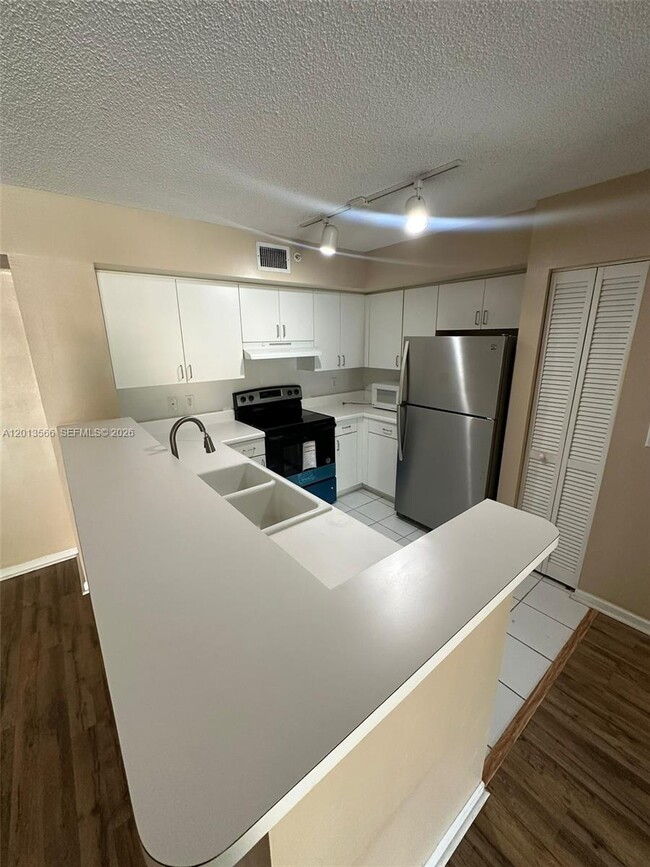 Foto del edificio - 4828 N State Rd 7