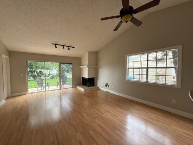 Foto del edificio - 2Bed, 2 Bath, Garage,Fireplace, &amp; Comm...