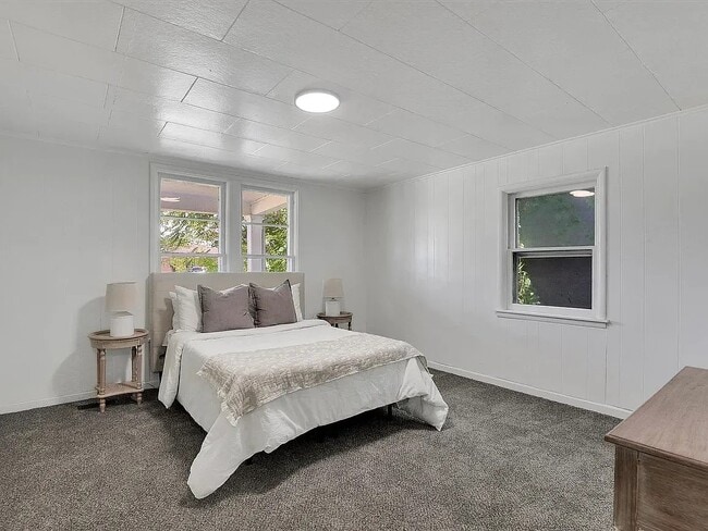 Building Photo - 302 E Ermina Ave