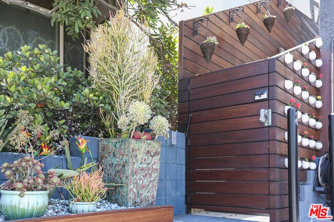 Foto del edificio - 472 Rosecrans Ave