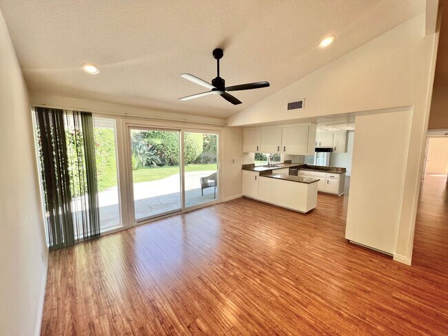 Foto del edificio - Spacious 3BR Single-Story Residence | Central Air, Fireplace, Private Backyard Retreat