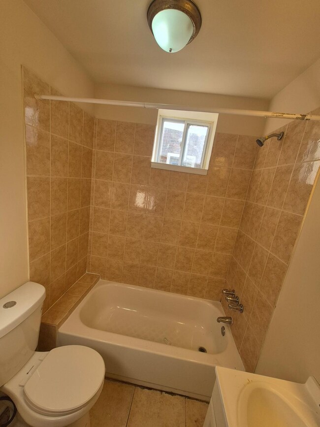 Foto del edificio - 4 Bed/1.5 Bath Steps from Temple University