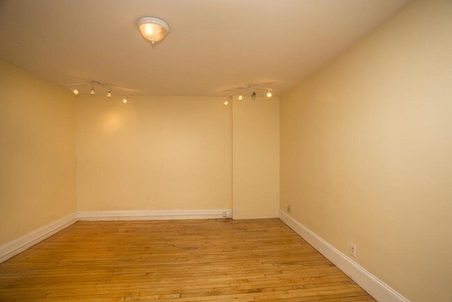 Foto del edificio - 1BR Newton apartment Parking Included