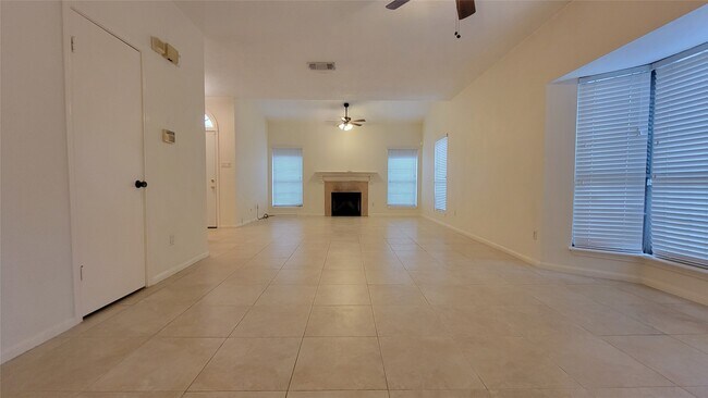 Foto del edificio - 800 Country Pl Dr