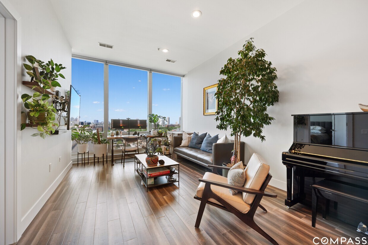 Nearly 12 ft ceilings - 500 W Superior St