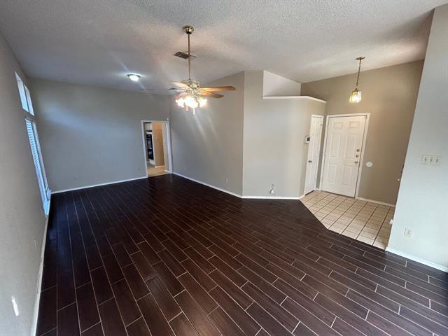 Foto del edificio - 8009 Tree Leaf Ln