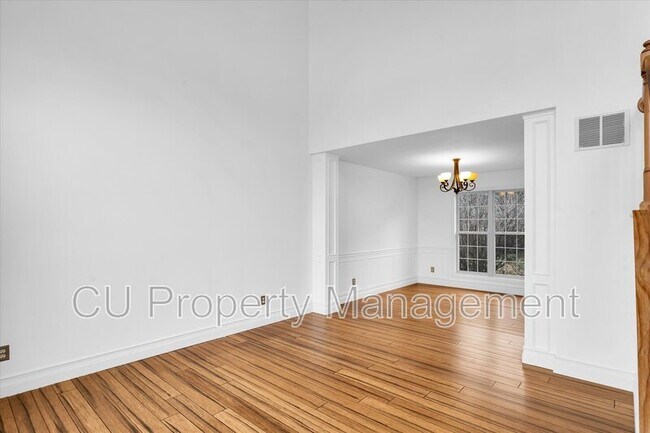 Foto del edificio - 506 E Tomaras Ave